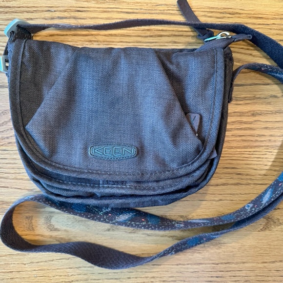 Keen Montclair Crossbody Bag EUC - Picture 1 of 8